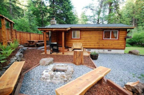 Knotty Shack- Unique Log Cabin with Hot Tub